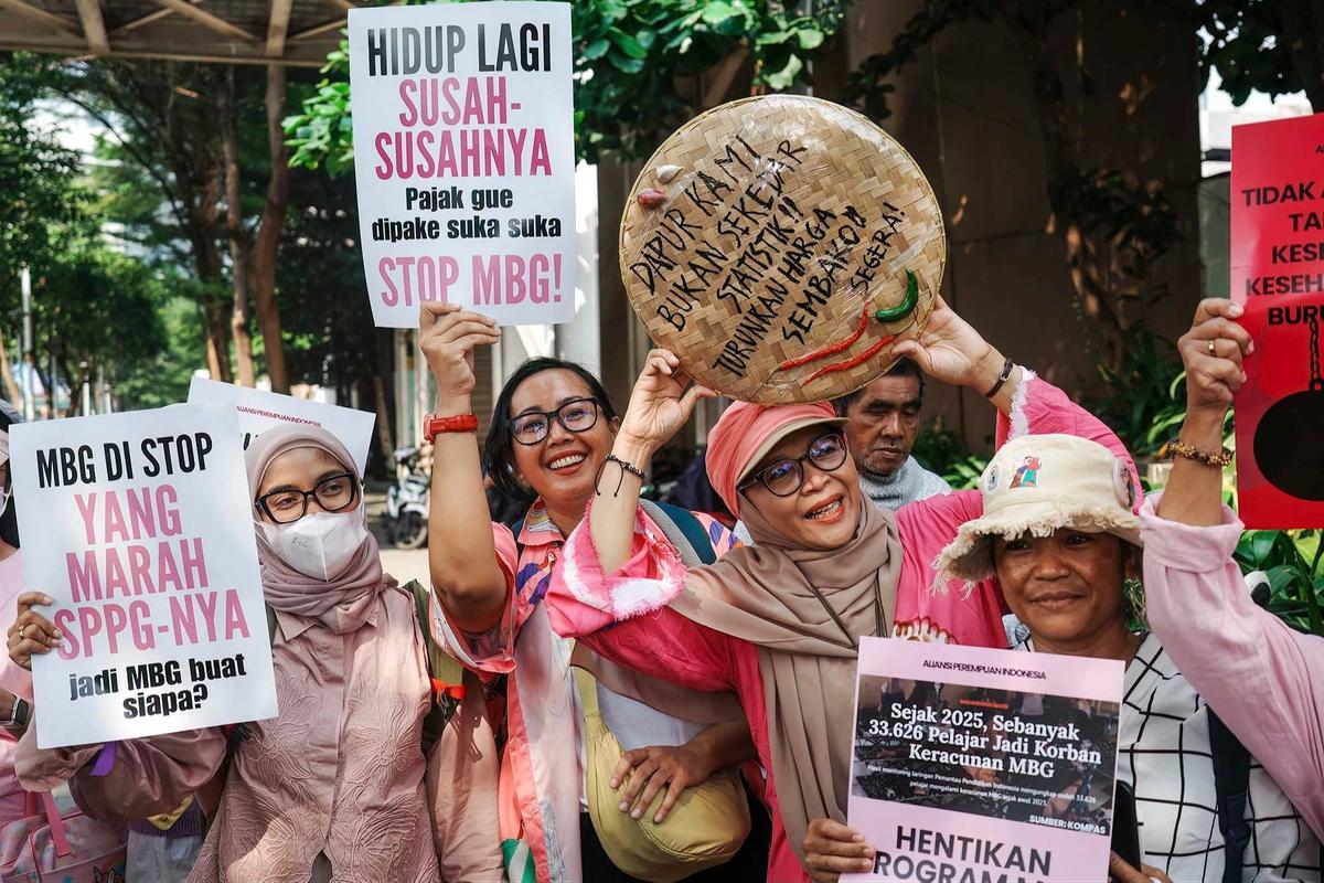 FOTO: Aliansi Perempuan Indonesia Gelar Aksi di Dukuh Atas