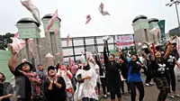 Massa melemparkan serbet saat melakukan unjuk rasa di depan Gedung DPR, Jakarta, Rabu (7/10). Massa Jaringan Nasional Advokasi Pekerja Rumah Tangga (Jala PRT)  mendesak DPR dan pemerintah mengesahkan UU Perlindungan PRT. (Liputan6.com/Immanuel Antonius)