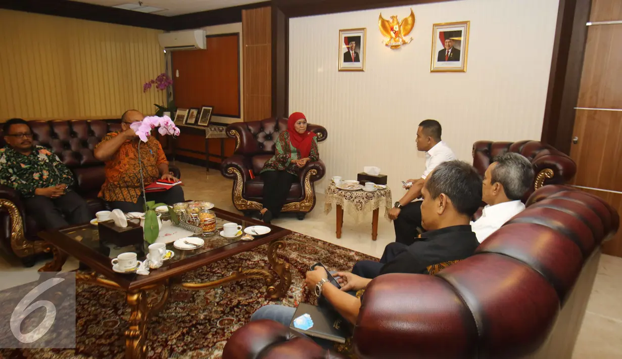 Suasana pertemuan Khofifah Indar Parawansa dengan Kepala Densus 88 Eddy Hartono di ruang kerja Kemensos, Jakarta, Selasa (31/1). Audiensi tersebut terkait perkembangan isis dan paham radikal yang kian banyak di Indonesia. (Liputan6.com/Helmi Affandi)