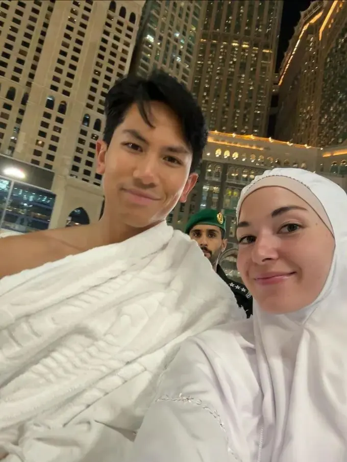 Tampilan Wajah Glowing Anisha Rosnah Saat Umroh Perdana Bersama Pangeran Mateen, Cantik Paripurna Tanpa Makeup