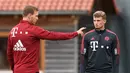 Pelatih baru Bayern Munchen, Julian Nagelsmann saat menginstruksikan gelandang Mickael Cuisance selama sesi latihan pertama dengan timnya di tempat latihan mereka di Munich, Jerman selatan (7/7/2021).  (AFP/Christof Stache)
