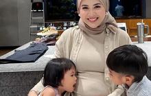 Hamil Anak Ketiga, Potret Kesha Ratuliu Pamer Baby Bump - Kecantikan Bumil Semakin Terpancar