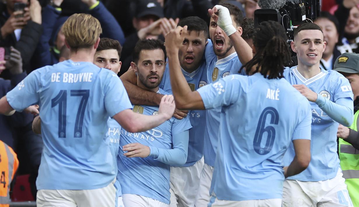 Selebrasi para pemain Manchester City merayakan gol ke gawang Chelsea yang dicetak Bernardo Silva (tengah kiri) pada laga semifinal Piala FA 2023/2024 di Wembley Stadium, London, Sabtu (20/4/2024). (AP Photo/Ian Walton)