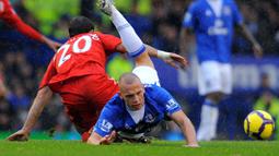 Johnny Heitinga. Bek tengah berusia 34 tahun yang telah pensiun pada Februari 2016 ini didatangkan Everton dari Atletico Madrid pada awal musim 2009/2010. Bertahan lima musim di Everton hingga awal 2013/2014, ia total tampil dalam 140 laga dengan torehan 5 gol dan 5 assist. (AFP/Andrew Yates)