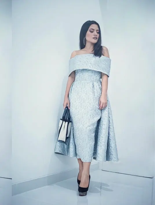 Super elegan! Pantas saja El Rumi terpikat banget dengan wanita yang satu ini. Off Shoulder Dressnya ini berhasil membuat tubuh mungil Marsha terlihat lebih berisi dan pastinya sangat cantik. (Instagram/aruanmarsha)