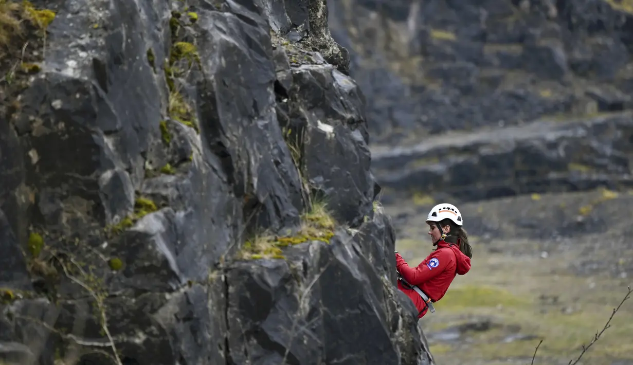 Princess of Wales dari Inggris, Kate Middleton menuruni tambang dengan tim Central Beacons Mountain Rescue sebagai bagian dari tur di Merthyr Tydfil, di Wales, pada 27 April 2023.(Matthew Horwood/Pool Photo via AP)