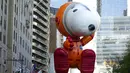 Balon Snoopy di Macy's Thanksgiving Day Parade 2022. (Foto: Charles Sykes/Invision/AP)