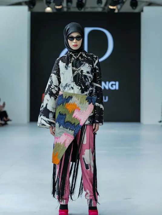 <p>Tren modest fashion dari sembilan desainer lokal pada fashion show&nbsp;Pinterest bertajuk "The Nexus of Modest Wear" di panggung Jakarta Fashion Week (JFW) 2023. (dok. JFW)</p>