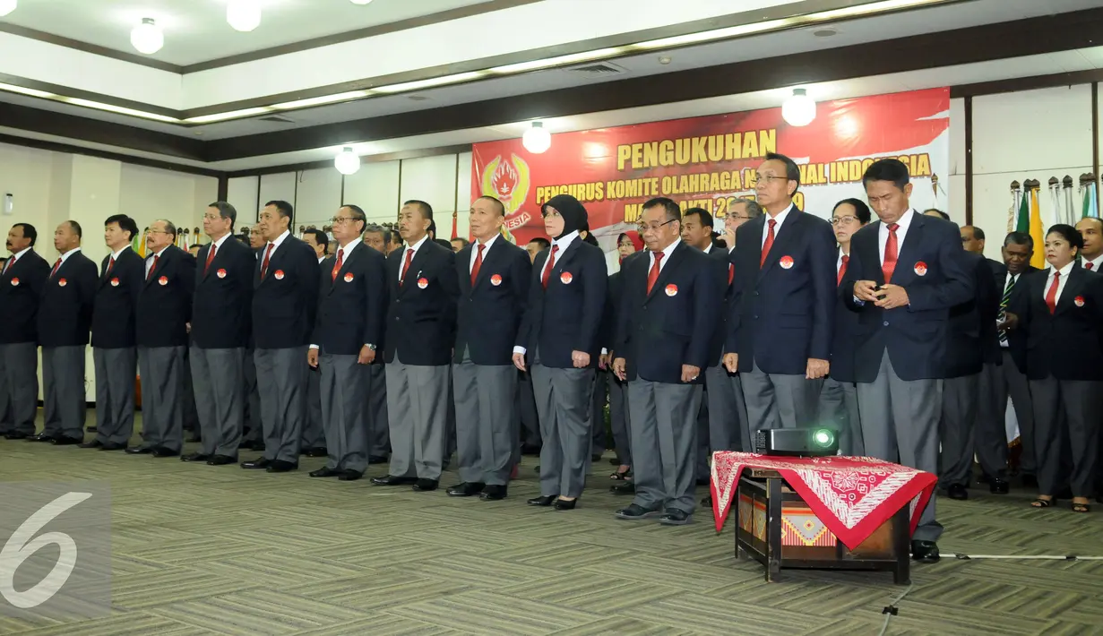 Pengurus KONI Pusat periode 2015-2019 bersiap mengikuti proses pelantikan di Gedung Serbaguna, Senayan, Jakarta, Senin (11/1/2016). Sebanyak 77 orang dilantik untuk menempati sejumlah posisi. (Liputan6.com/Helmi Fithriansyah)