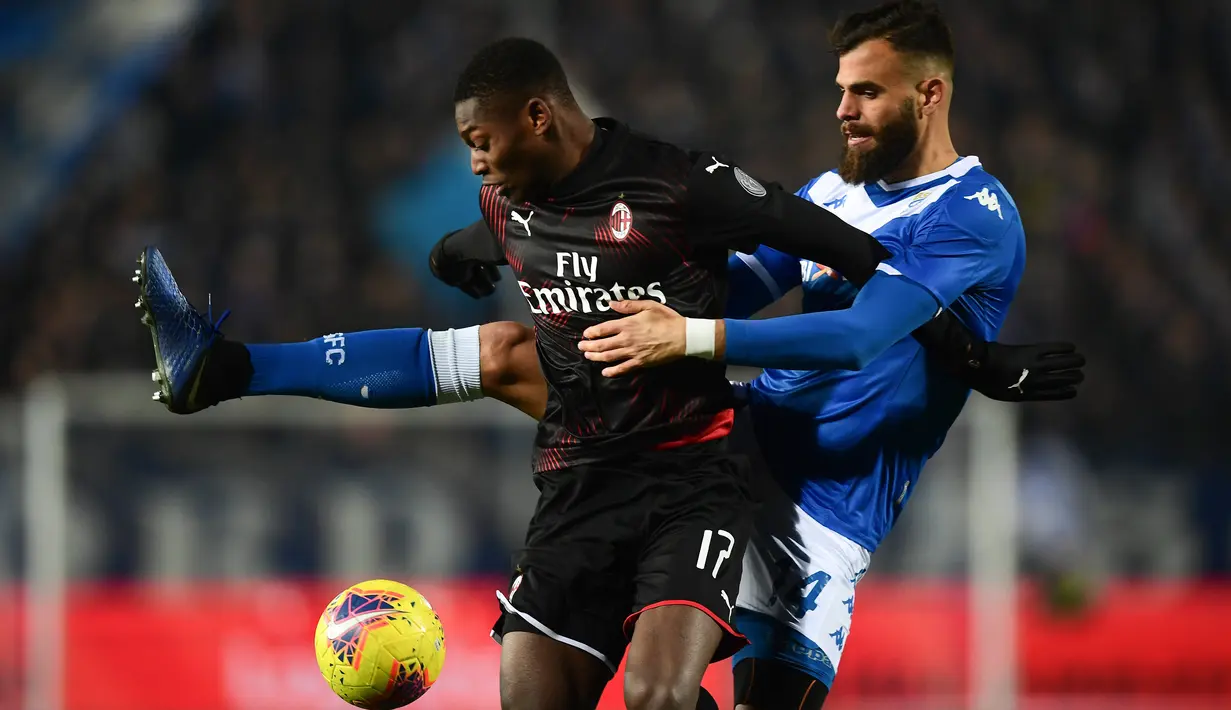 Pemain depan AC Milan, Rafael Leao berebut bola dengan bek Brescia, Jhon Chancellor dalam pertandingan lanjutan kompetisi Liga Italia Serie A di Stadion Mario Rigamonti, Jumat (24/1/2020). AC Milan menang 1-0 lewat gol tunggal Ante Rebic. (MIGUEL MEDINA / AFP)