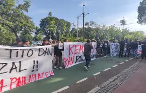 Persatuan Mahasiswa Aceh Jakarta Raya&nbsp;saat menggelar aksi di depan Gedung Kementerian Dalam Negeri (Kemendagri), Jakarta Pusat, Jumat (13/6/2025). Mereka tidak terima jika empat pulau yang berada di Aceh Singkil dimasukkan ke daerah Sumatera Utara (Sumut). (Merdeka)