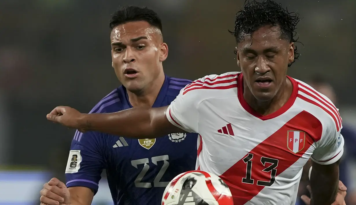 Striker Timnas Argentina, Lautaro Martinez (kiri) berebut bola dengan gelandang Peru, Renato Tapia pada laga Kualifikasi Piala Dunia 2026 Zona Conmebol di National Stadium, Lima, Peru, Rabu (18/10/2023) pagi WIB. (AP Photo/Guadalupe Pardo)
