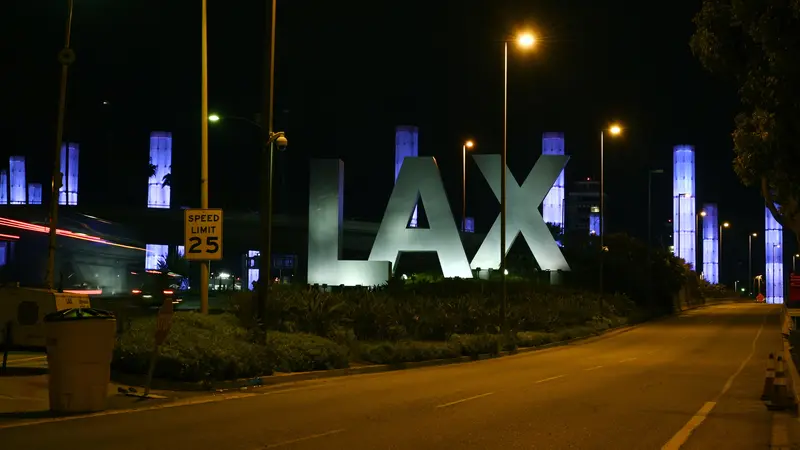 FOTO: Dukung Petugas Medis, Balai Kota Los Angeles Menyala Biru