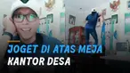 Seorang Kepala Dusun joget TikTok di atas meja kantor desa. Kejadian itu terjadi di Desa Trayang, Kabupaten Nganjuk, Jawa Timur.