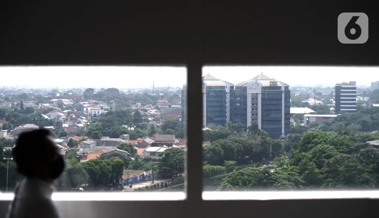 Lansekap permukiman dan gedung bertingkat terlihat di Pasar Minggu, Jakarta, Minggu (25/10/2020). Menurut data terbaru Kementerian PUPR sampai medio 2019 lalu, baru 13 dari 174 kota di Indonesia yang memahami pentingnya RTH bagi pembangunan dan pengembangan wilayah. (Liputan6.com/Immanuel Antonius)