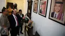 Dubes Yordania untuk RI, Walid Abdel Rahman Jaffal Al-Hadid (tengah) menunjukan foto Raja Yordania kepada Wakapolri Komjen Syafruddin (kiri) usai melakukan pertemuan tertutup di Kedubes Yordania, Jakarta, Senin (28/11). (Liputan6.com/Johan Tallo)