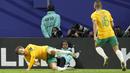 Selebrasi striker Timnas Australia, Craig Goodwin (kiri) setelah mencetak gol ke gawang Korea Selatan pada laga perempatfinal Piala Asia 2023 di Al Janoub Stadium, Al Wakrah, Qatar, Jumat (2/2/2024) malam waktu setempat. (AP Photo/Aijaz Rahi)