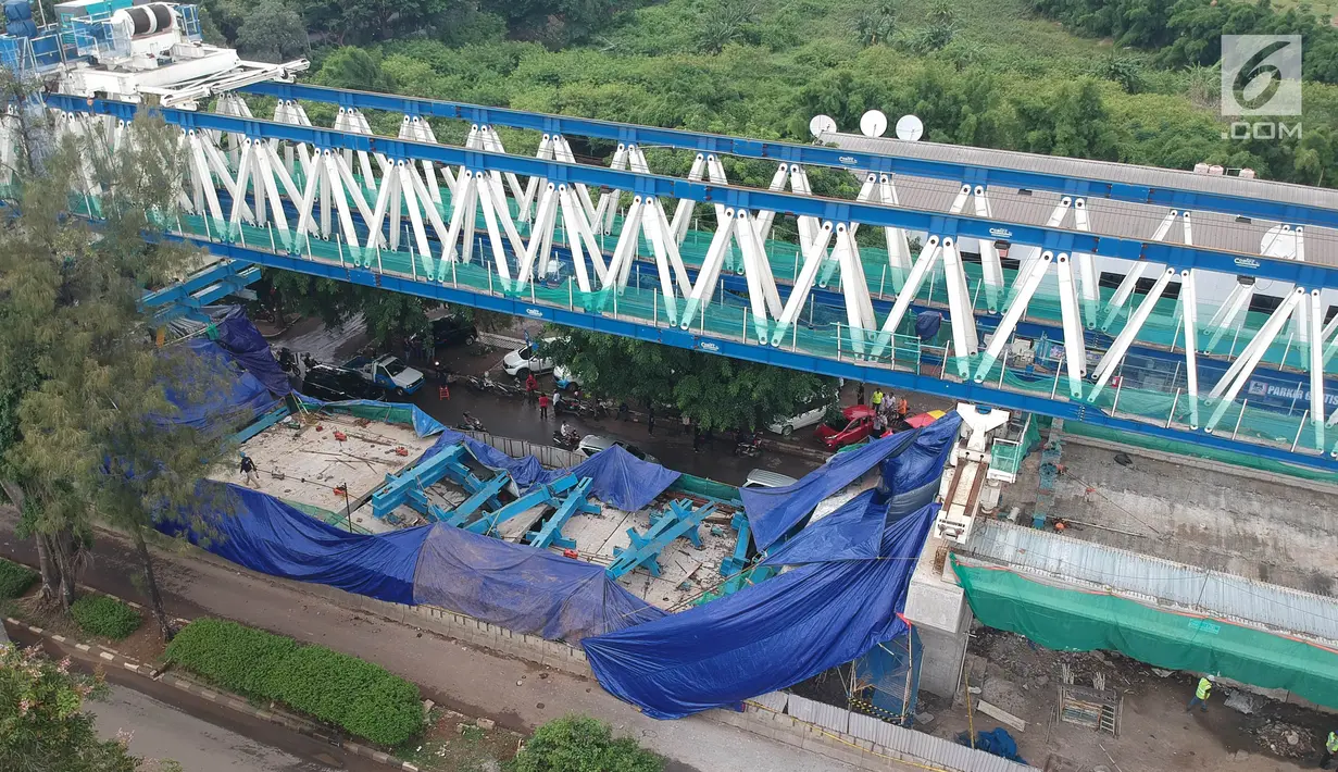 Suasana dari ketinggian konstruksi tiang beton Light Rail Transit (LRT) yang roboh di Kayu Putih, Jakarta Timur, Senin (22/1). Belum diketahui penyebab ambruknya span P28-P29 Proyek LRT yang terjadi pada dini hari tersebut. (Liputan6.com/Arya Manggala)