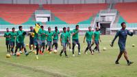 Suasana latihan Timnas Indonesia jelang semifinal Piala AFF 206 melawan Vietnam di Stadion Pakansari, Bogor, Selasa (29/11/2016). (Bola.com/Arief Bagus)