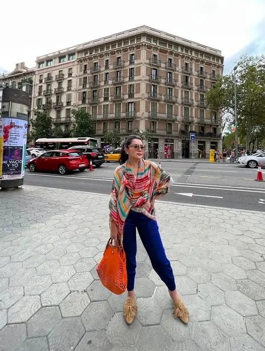 Liburan kali ini, Mayang berangkat tanpa suami dan anaknya. Ia mengajak keponakan dan tim dokumentasinya untuk keliling Eropa. (instagram.com/mayangsari_official)