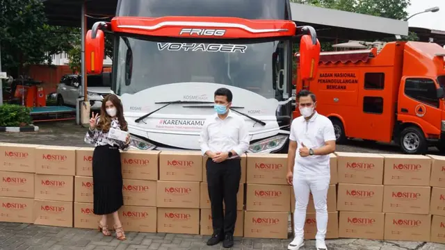 Bagikan Masker 1 Bus, KosmeMask Peringati Setahun Covid-19 di Indonesia