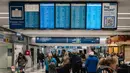 Suasana Bandara O'Hare saat para pelancong memeriksa status penerbangan mereka pada 12 Januari 2024 di Chicago, Illinois. (Jim Vondruska/Getty Images via AFP)