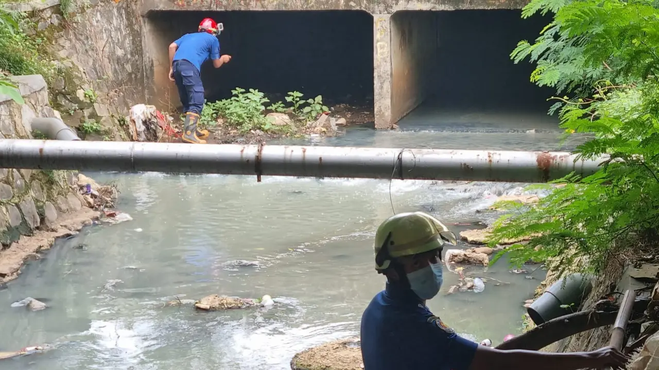 Proses pencarian bocah yang hanyut di sungai.