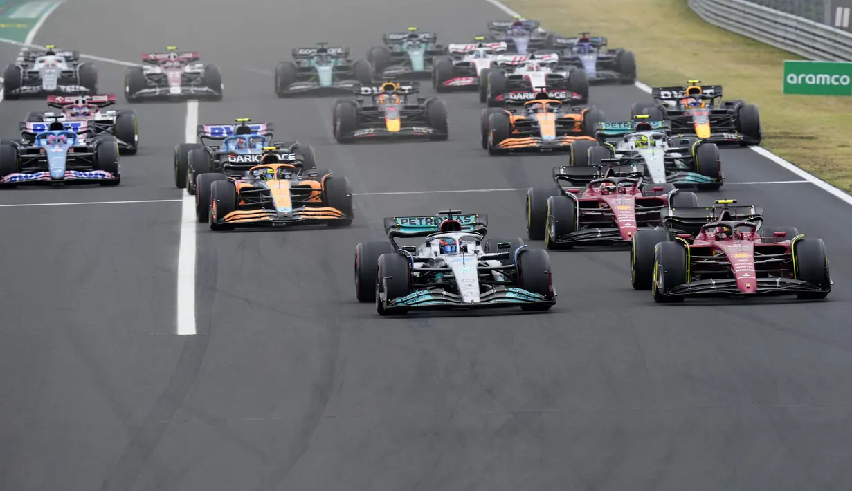 Para pebalap memacu mobilnya saat start pada Formula 1 GP Hungaria yang berlangsung di Sirkuit Hongaronging, Budapest, pada Minggu (31/7/2022). (AP/Darko Bandic)