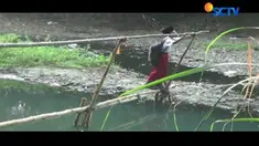Jembatan yang kondisinya relatif baik memang ada, namun para siswa harus berjalan memutar sejauh 1 kilometer untuk sampai ke sekolah.