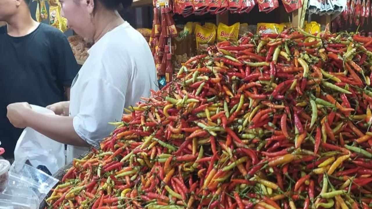 "Secara spasial hampir semua kabupaten dan di Sumatera, Jawa mengalami kenaikan harga cabai merah dan rawit. Di luar Sumatera dan Jawa ada beberapa IPH yang dipengaruhi oleh kenaikan harga beras," jelasnya.