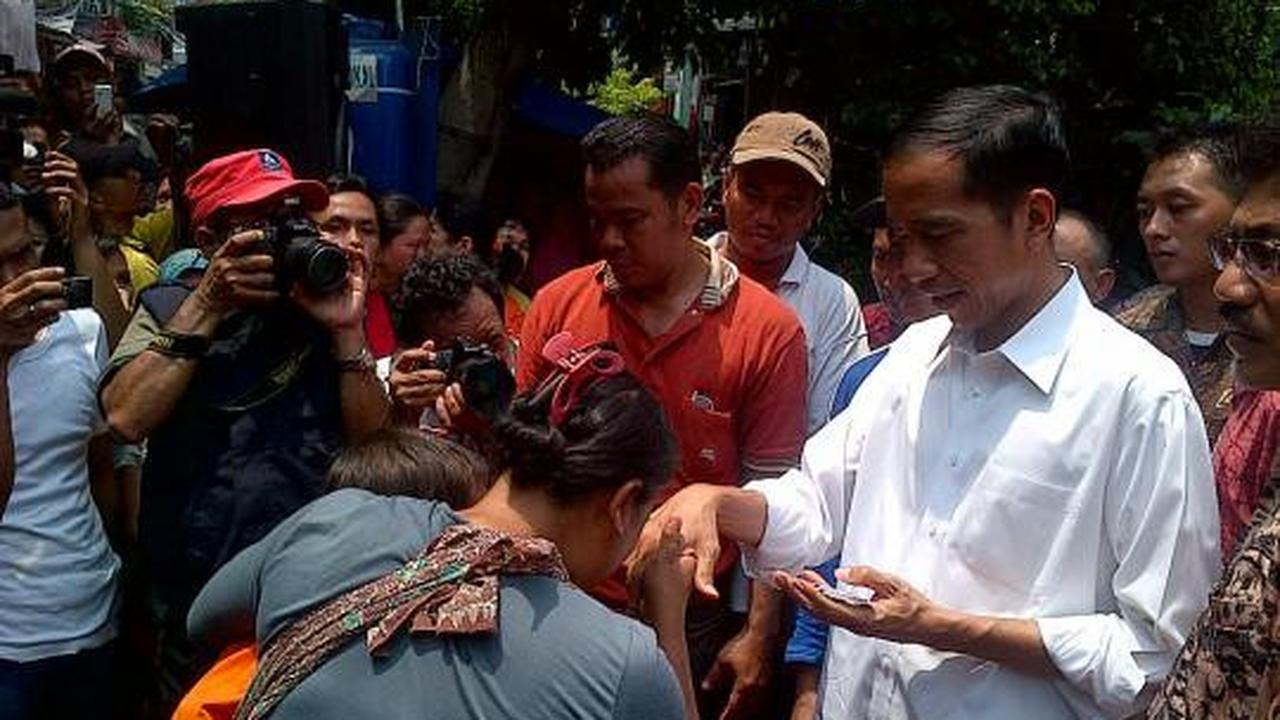 Berkemeja putih, Jokowi bagikan Kartu Jakarta Sehat