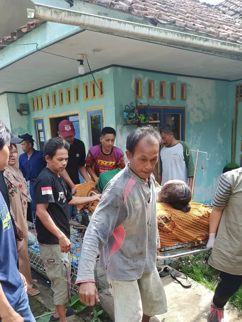 Para warga tengah menolong para korban ledakan gas melon atau 3 kg di Dusun Pangligaran, Desa Medanglayang, Kecamatan Panumbangan, Kabupaten Ciamis, Jawa Barat, siang tadi.(Liputan6.com/Jayadi Supriadin)