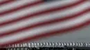 Prajurit Angkatan Laut AS berdiri di atas dek kapal induk USS Ronald Reagan saat tiba di pangkalan angkatan laut Yokosuka, Tokyo, Jepang, Kamis (1/10/2015). USS Ronald Reagan tiba di Jepang sehari lebih awal dari yang dijadwalkan. (REUTERS/Yuya Shino)