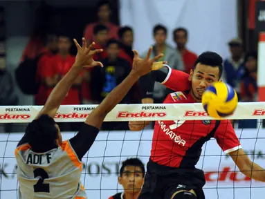 Pevoli Surabaya Samator, I Putu Randu W (kanan) melakukan smesh saat berlaga melawan Jakarta BNI 46 di Pertamina Proliga 2015 di Dome Sport Balikpapan, (6/2/2015). Surabaya Samator unggul 3-2 atas Jakarta BNI 46. (Liputan6.com/Helmi Fithriansyah)