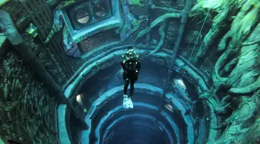 Seorang penyelam menyelam di Deep Dive Dubai, Dubai, Uni Emirat Arab, 10 Juli 2021. Deep Dive Dubai adalah kolam renang terdalam di dunia. (GIUSEPPE CACACE/AFP)