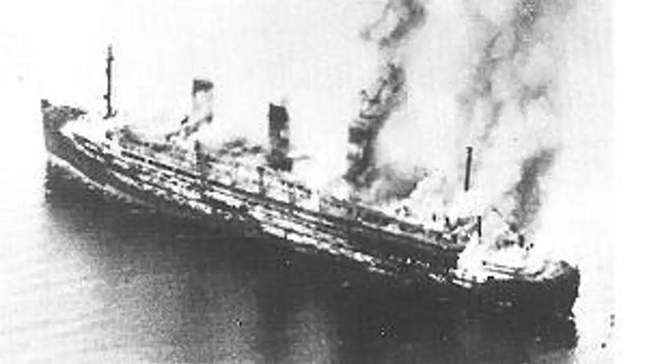 Kapal SS Cap Arcona, yang berisi ribuan tahanan Nazi, tenggelam setelah dibombardir jet tempur Inggris (Wikimedia Commons)