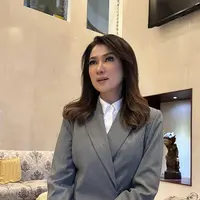 Penampilan Fifi Aleyda Yahya begitu inspiratif. Ia banyak menampilkan look profesional yang memadukan tampilan trendi sekaligus klasik. [Foto: Instagram/ Fifi Aleyda Yahya]