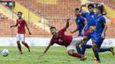 Gelandang Timnas Indonesia, Osvaldo Haay, dijatuhkan pemain Thailand di kotak penalti pada laga SEA Games di Stadion Shah Alam, Selangor, Selasa (15/8/2017). Kedua negara bermain imbang 1-1. (Bola.com/Vitalis Yogi Trisna)