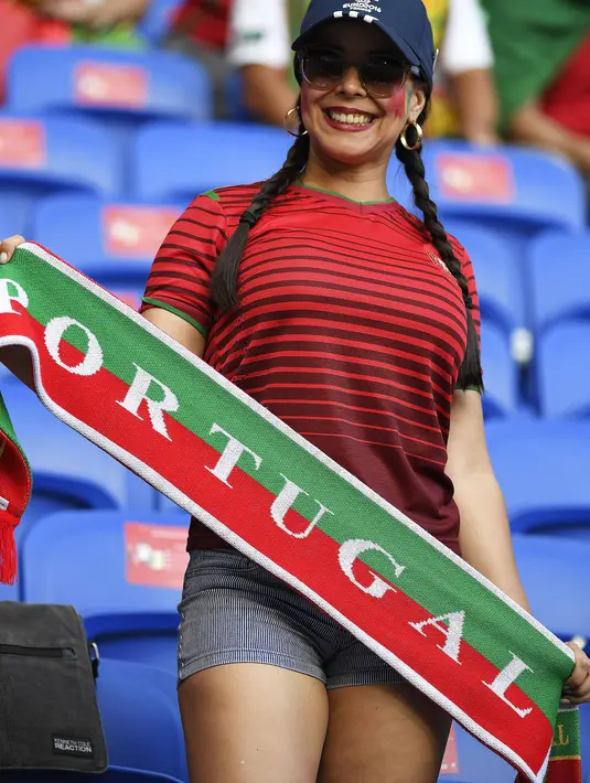 Fans Portugal  terlihat bahagia usai timnya menang melawan Wales 2-0 pada semi-final piala Eropa 2016 di Stadion Parc Olympique Lyonnais,  DÈcines-Charpies, Kamis (7/7/2016) dini hari WIB. (AFP/Philippe Desmazes)