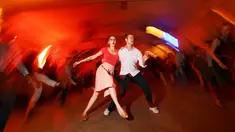 Para pengunjng asyik menari ketika menikmati alunan musik di Bar Claerchens Ballhaus di Berlin, Jerman, (31/8). Gemerlap kehidupan malam di Berlin dilewatkan ribuan warga setempat dengan berpesta di bar atau kelab. (REUTERS/Hannibal Hanschke)