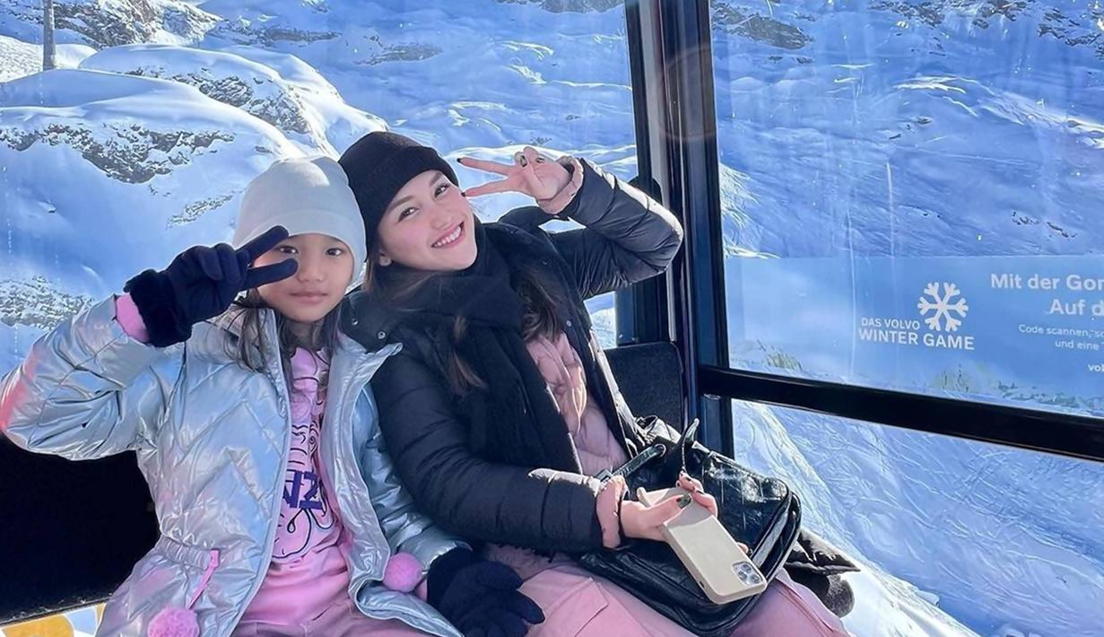 Sebelum ke Swiss, Ayu Ting Ting dan keluarga pertama kali mengunjungi Milan, Italia. Setelah dari Milan, ia pun mengunjungi Vicenza lalu menuju Austria. Seru liburan bersama keluarga, ia pun banyak abadikan momen bersama Rozak Familiy.. (Liputan6.com/IG/@ayutingting92)