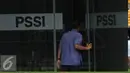 Salah satu karyawan masuk ke dalam kantor PSSI di kawasan Stadion GBK Jakarta, Selasa (19/4/2016). Setahun pasca dibekukan oleh Kemenpora, HUT PSSI ke-86 mengusung tema #We Are PSSI. (Liputan6.com/Helmi Fithriansyah)