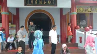 Warga beristirahat dan berfoto-foto di depan pintu utama Masjid Muhammad Cheng Hoo, Purbalingga. (Foto: Liputan6.com/Dinkominfo PBG/Muhamad Ridlo)