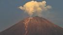 Gunung Semeru menyemburkan asap tipis terlihat dari desa Curah Kobokan di Lumajang, Jawa Timur, Rabu (8/12/2021).  Sebelumnya, Gunung Semeru pada 4 Desember 2021 lalu mengalami erupsi sekitar pukul 15.00 WIB. (ADEK BERRY / AFP)