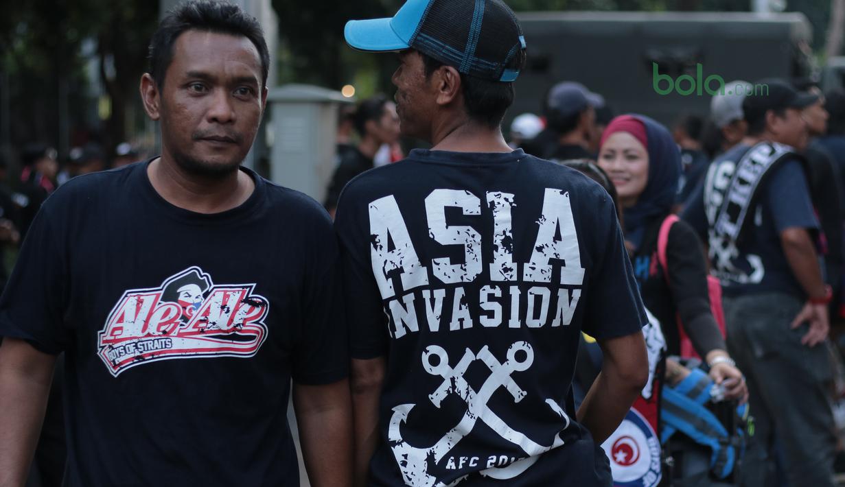 Seragam hitam ala Boys of Straits dengan beragam kaos saat mendukung Johor Darul Ta’zim pada laga Piala AFC 2018 di Stadion Utama Gelora Bung Karno, Jakarta, Selasa (10/4/2018). Persija Jakarta menang 4-0 atas JDT. (Bola.com/Nick Hanoatubun)