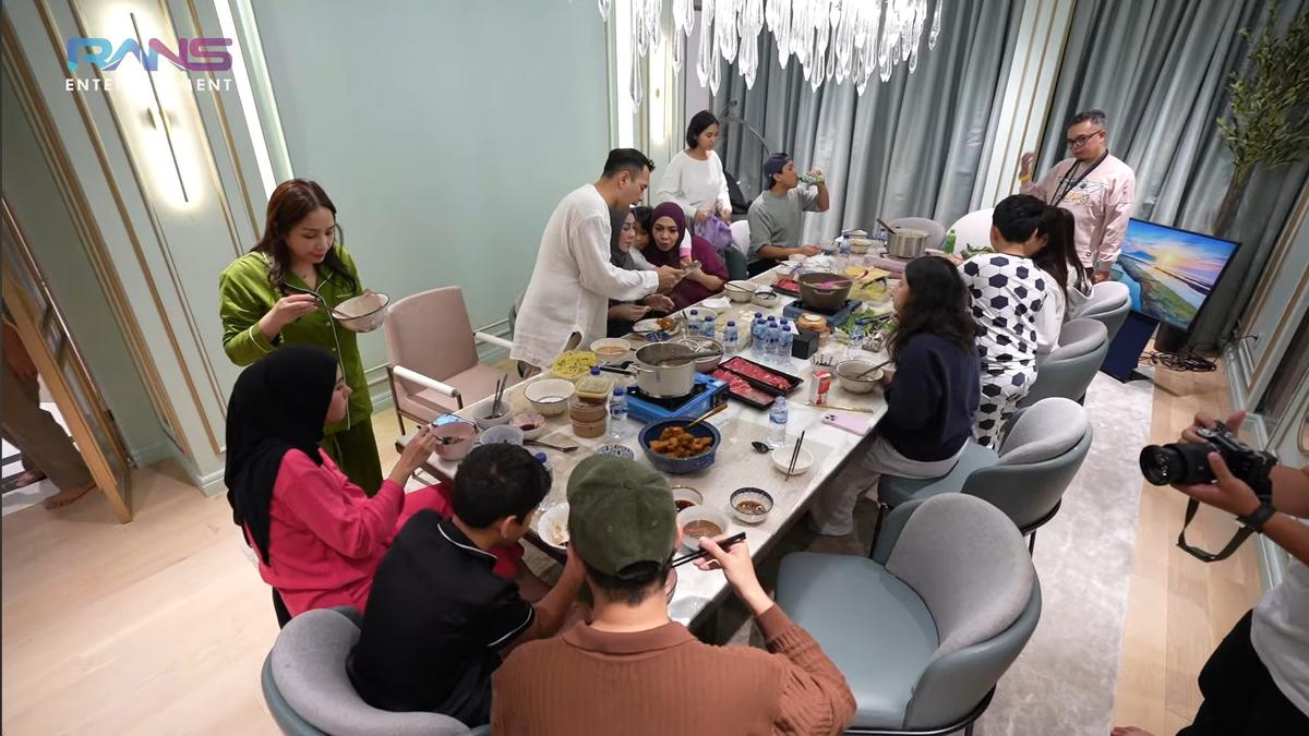 Serba-serbi Sahur Perdana Keluarga Besar Raffi Ahmad, Rayyanza Pakai Kostum The Flash & Rambut Baby Lily Gemas Banget