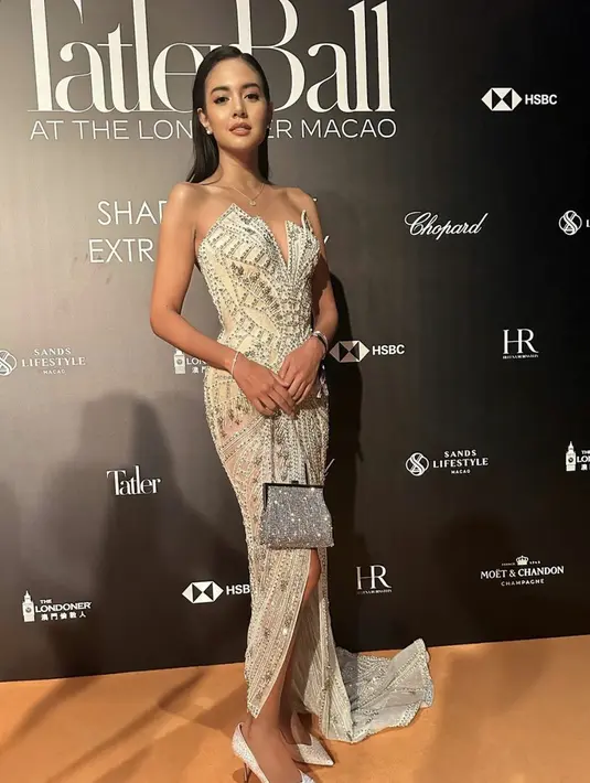 Pada kesempatan ini, Aurelie mengenakan dress sequin rancangan Tex Saverio. [Foto: Instagram/ Aurelie]