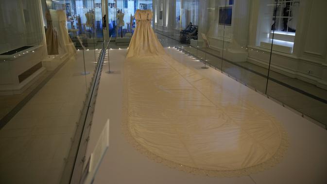 Gaun pengantin Putri Diana ditampilkan selama pratinjau media untuk pameran 