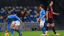 Pemain AC Milan Zlatan Ibrahimovic melewati pemain Napoli Dries Mertens usai Mertens mencetak gol ke gawang AC Milan pada pertandingan Serie A di Stadion San Paolo, Naples, Italia, Minggu (22/11/2020). Dua gol Ibrahimovic membawa AC Milan menaklukkan Napoli dengan skor 3-1. (ANDREAS SOLARO/AFP)