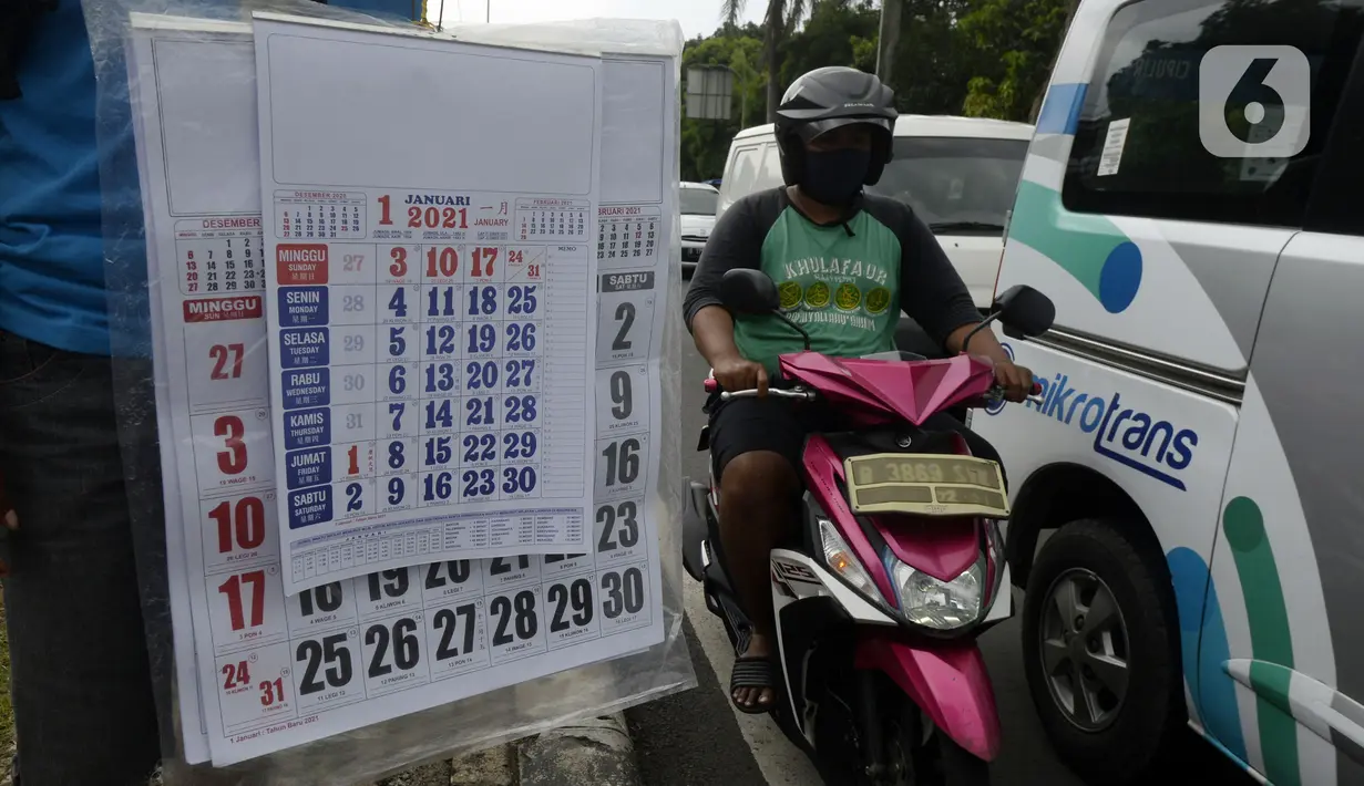 Pedagang menawarkan kalender tahun 2021 kepada pengguna jalan di perempatan Pondok Pinang, Kebayoran, Jakarta Selatan, Senin (7/12/2020). Jelang pergantian tahun, sejumlah pedangang mulai menjajakan kalender tahun 2021 dengan harga Rp 20 ribu-Rp 40 ribu tergantung ukuran. (merdeka.com/Dwi Narwoko)
